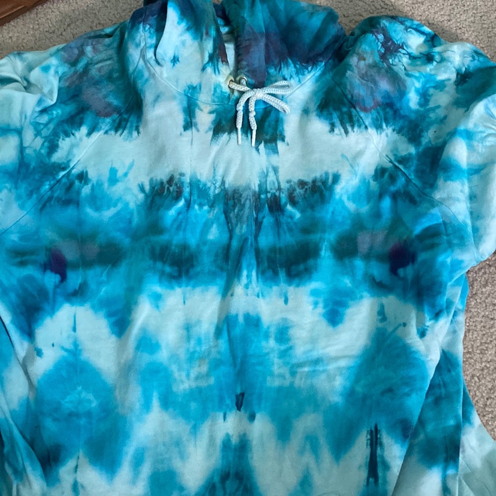 blue tiedye sweatshirts
